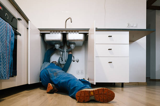Professional Emergency Plumber technician working in Shandon, OH